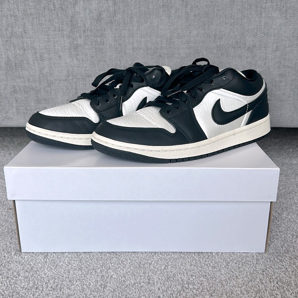 Women It Jordan Low SE (leather/satin)